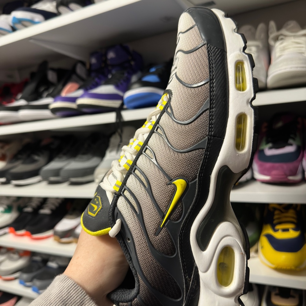 Nike Air Max Plus Bumble Bee - Picture 7 of 9
